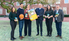 © KAS Gruppenbild mit Plakat