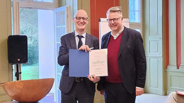 Foto: privat Foto der Preisübergabe mit Prof. Dr. Danz und Pfarrer Dr. Röbel